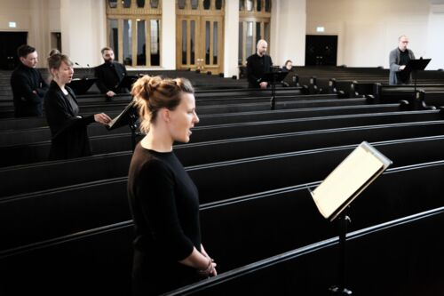 Probenstart nach der Winterpause: Chor singt weit verteilt in der Annenkirche